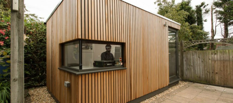 Abri de bureau extérieur moderne avec revêtement en planches de bois